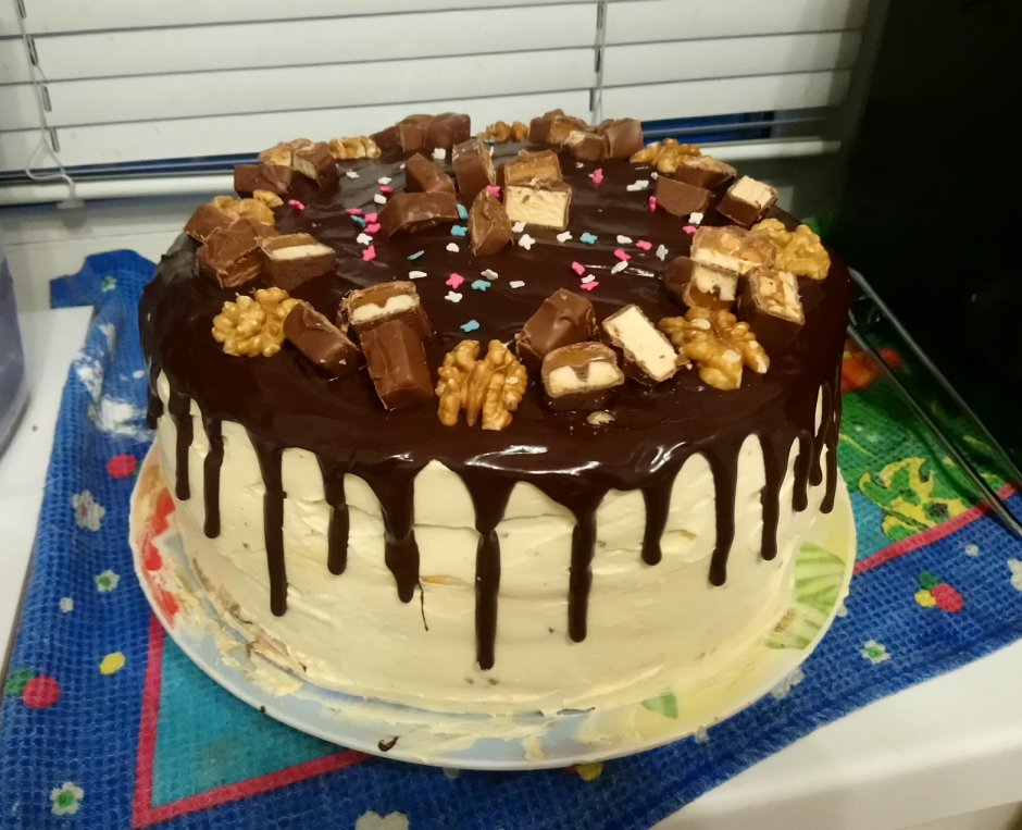 Торт с шоколадными потеками