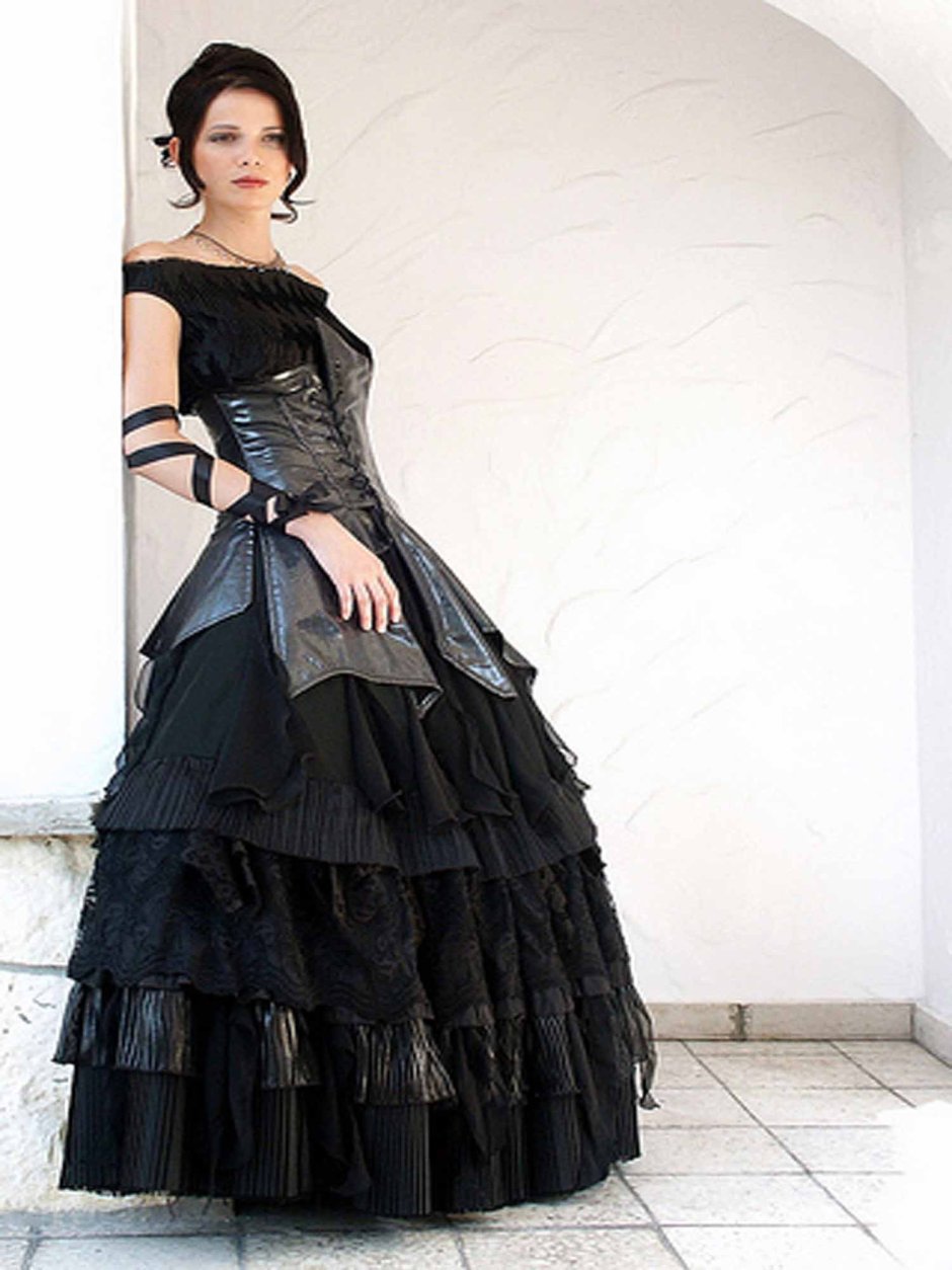 Кейт Бекинсейл в кожаном платье