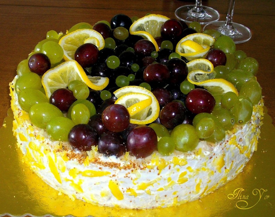 Украшение торта киви и виноградом
