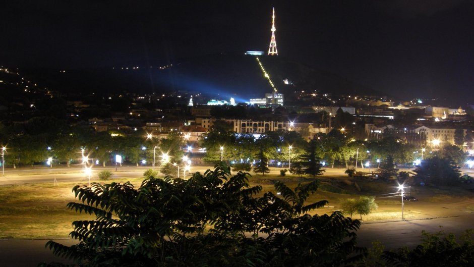 Мтацминда парк Тбилиси ночью