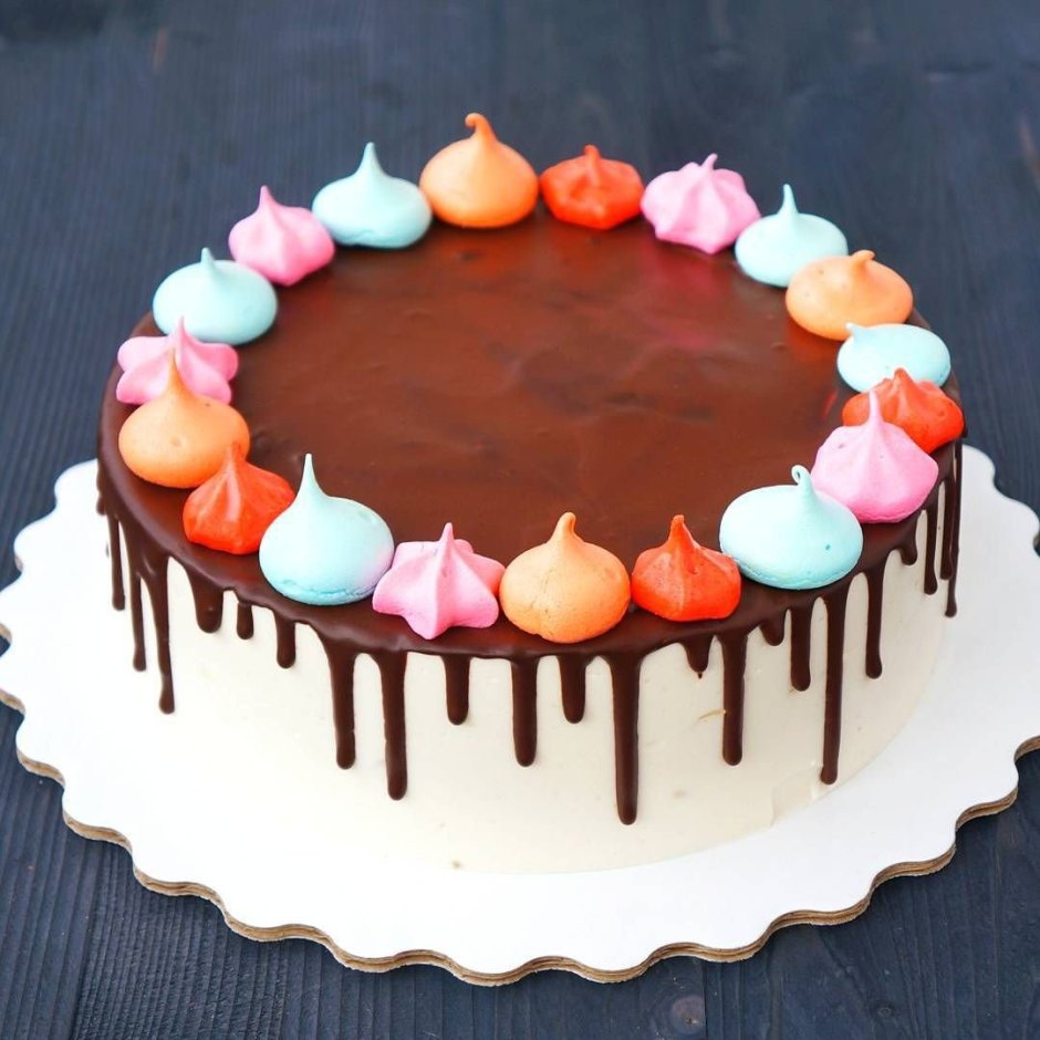 Украшение торта разноцветным безе