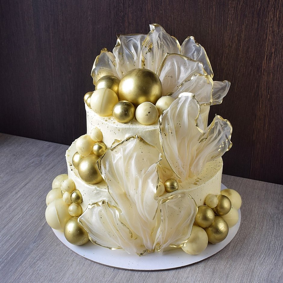 Свадебный торт с шарами из шоколада