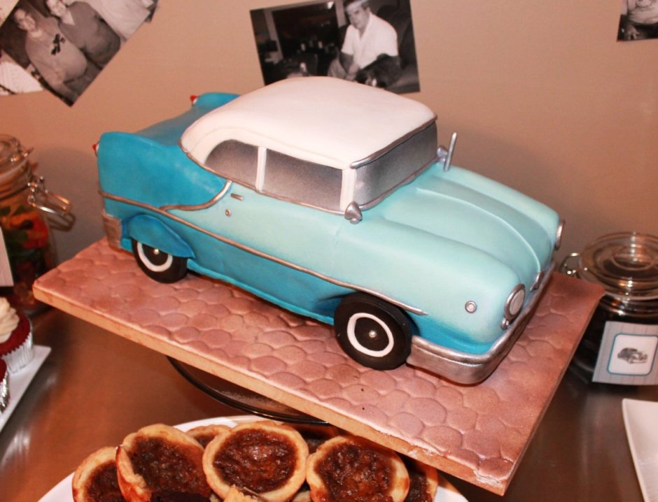 Торт в виде ретро машины