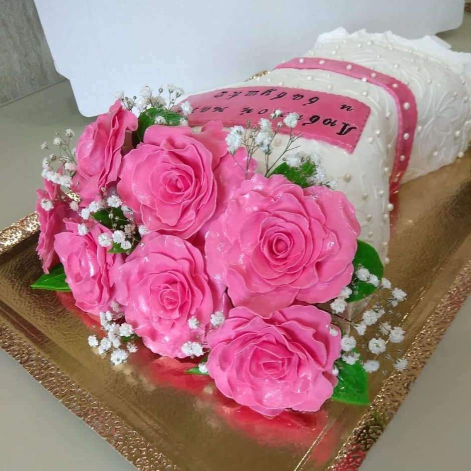 Торт в виде большого букета роз