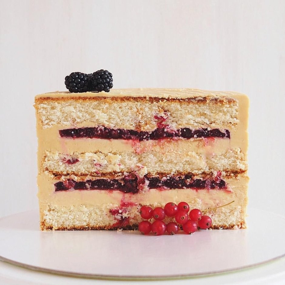 Бисквитный торт с ягодным конфи