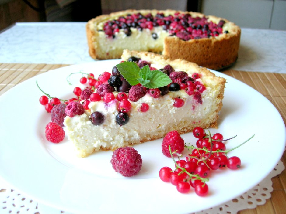 Пирог с творогом и ягодами