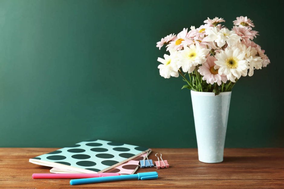 Цветы на столе учителя
