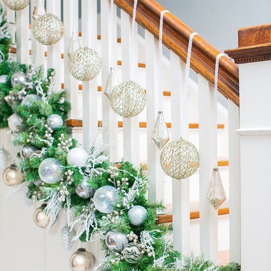 Декор для лестницы в доме новогодний елка