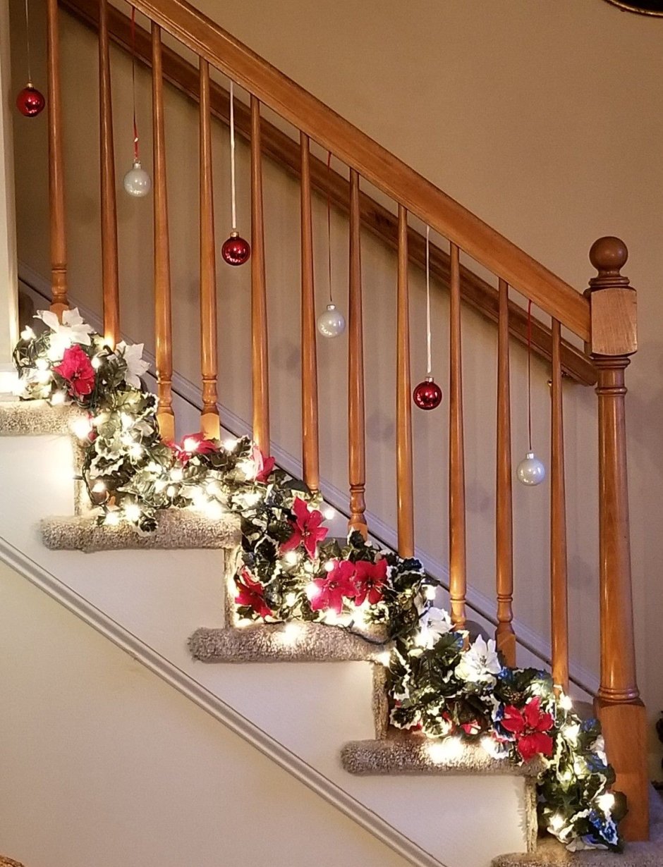Новогоднее убранство лестницы