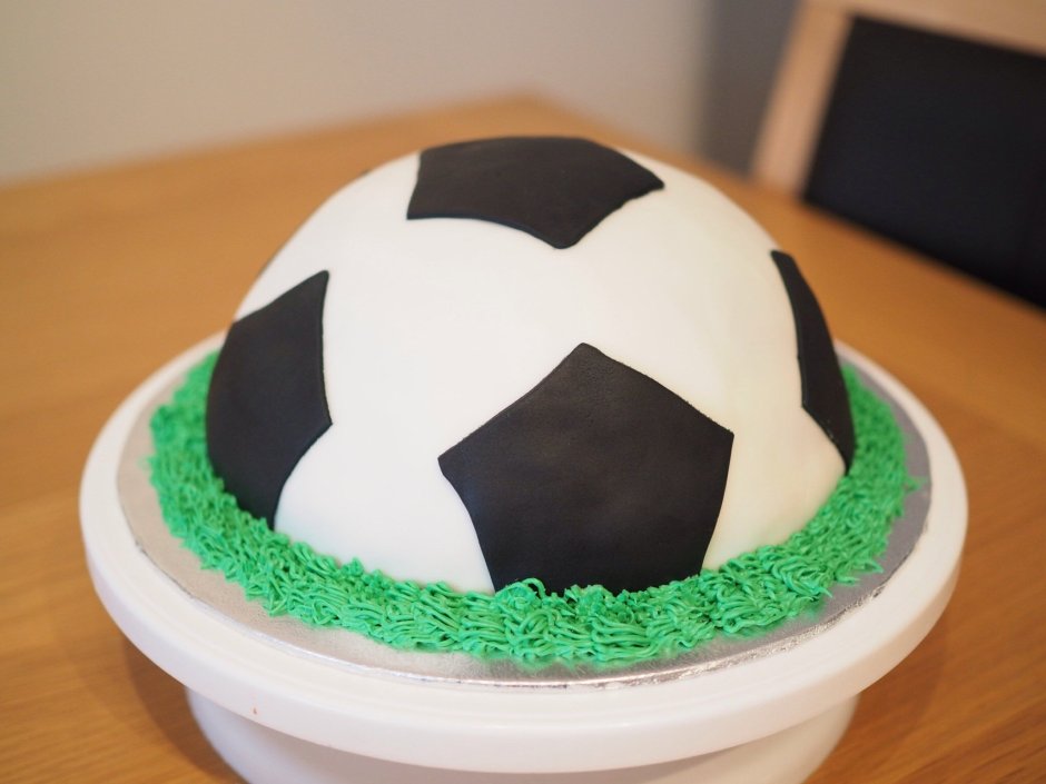 Торт в футбольном стиле с меренгой