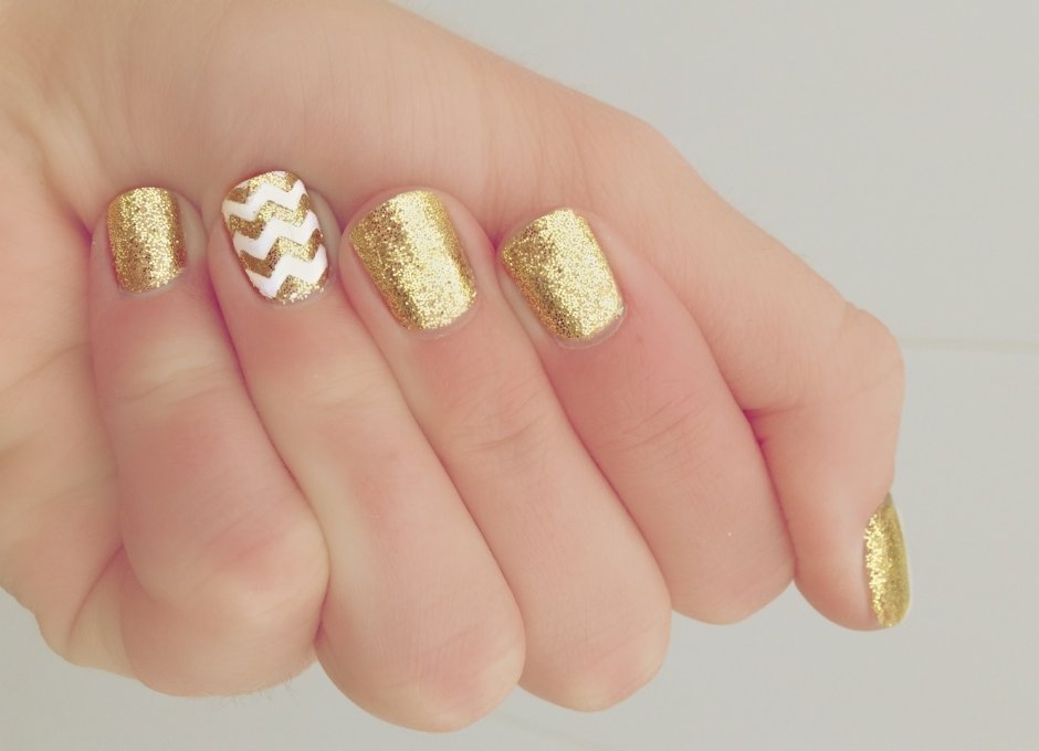 Новогодние ногти с золотом