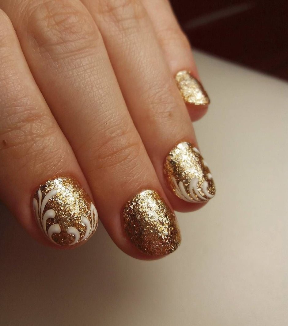 Ногти с золотыми блестками