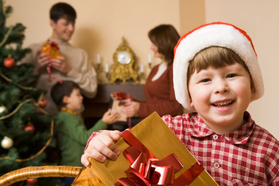 Вручение новогодних подарков детям