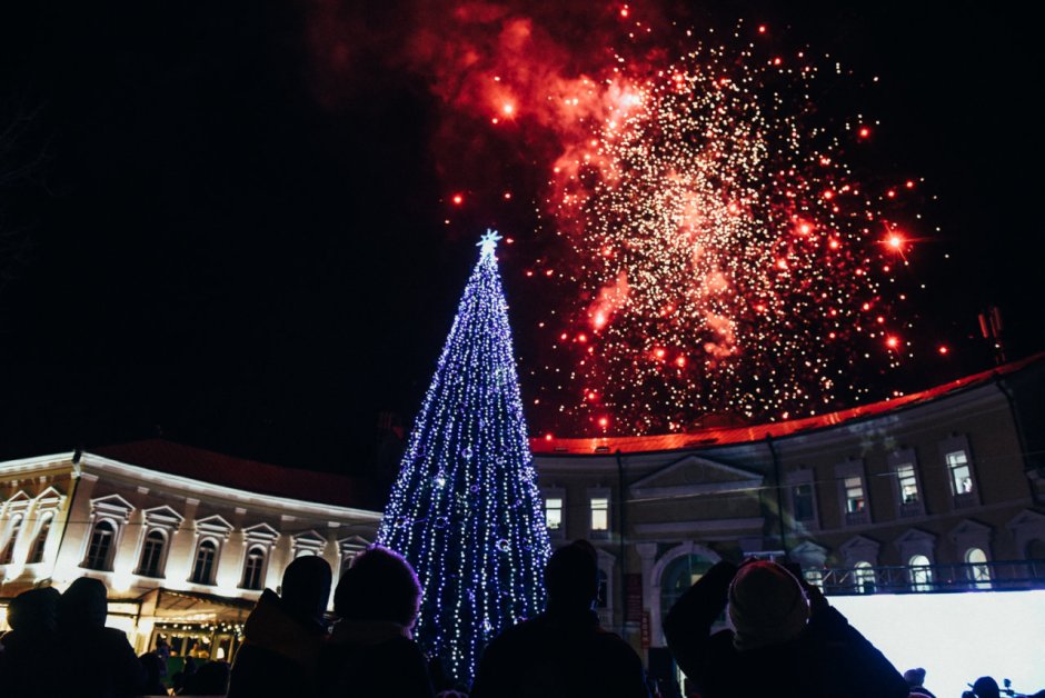 Центральная елка на площади Ленина в Астрахани
