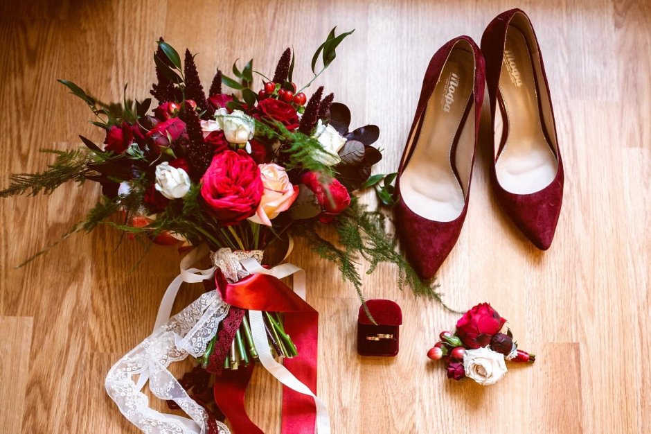 Свадебный образ с бордовыми туфлями