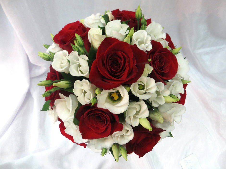 Свадебный букет эустома и красная роза