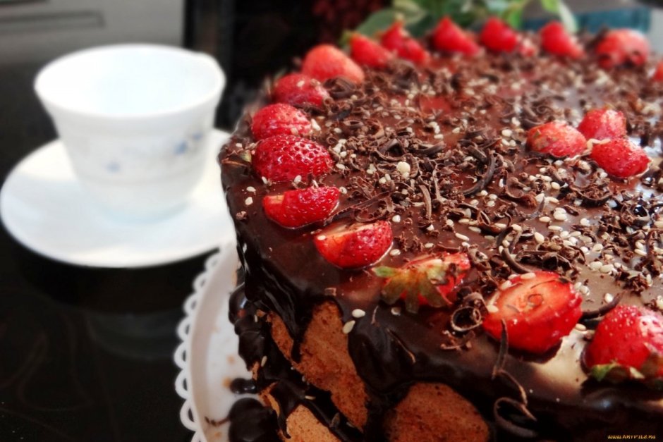 Шоколадный торт с клубникой и печеньем
