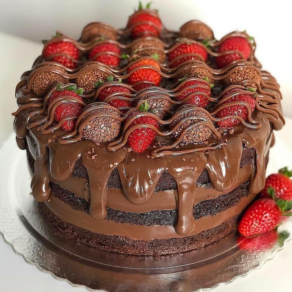 Торт шоколадный с клубникой изображение