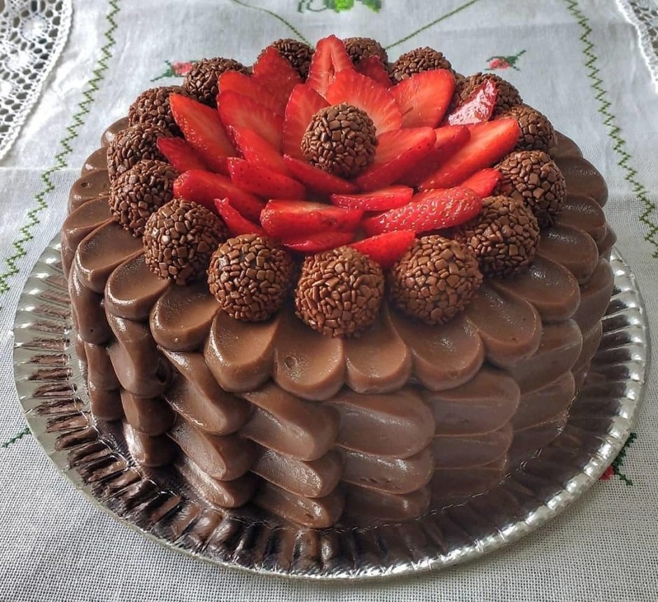 Тортик шоколадный с клубникой