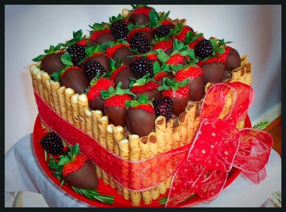 Шоколадный торт с ягодами домашний