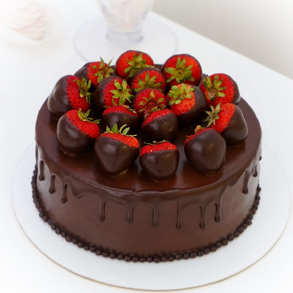 Шоколадный торт с ягодным декором