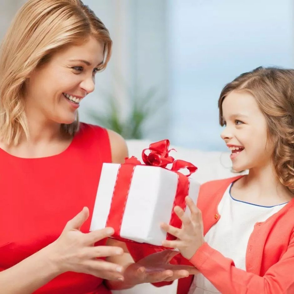 Ребенок дарит подарок