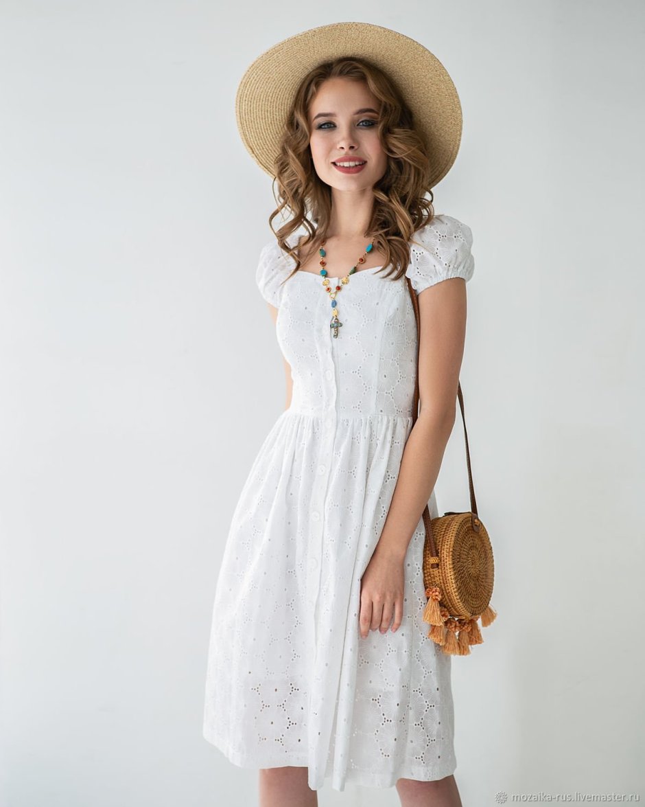 Белое кружевное платье в стиле бохо