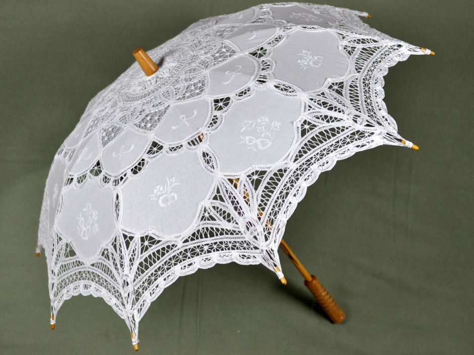 Винтаж кружевной зонтик на столике