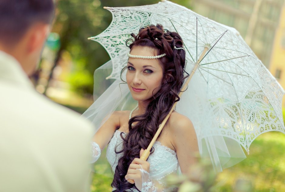 Невеста с кружевным зонтиком