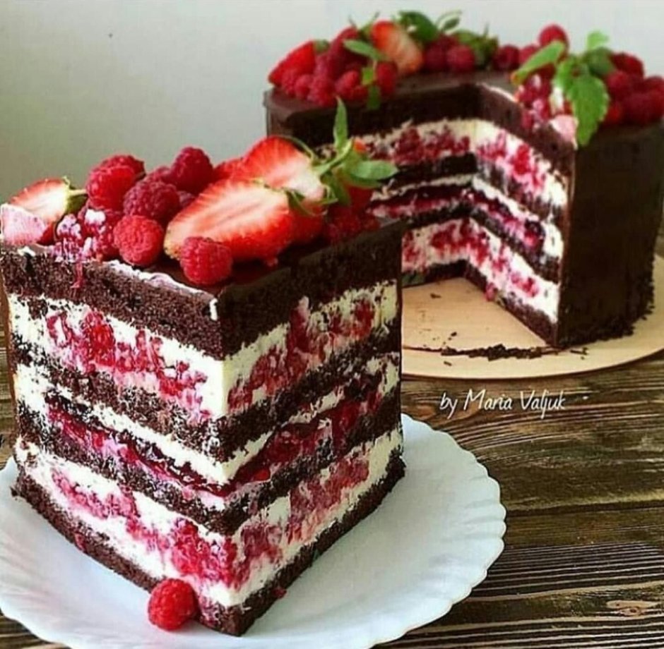 Красивый торт с малиной