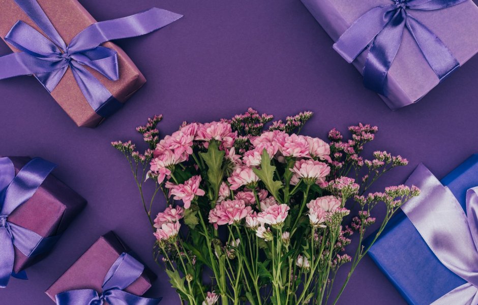 Фиолетовые цветы в подарок