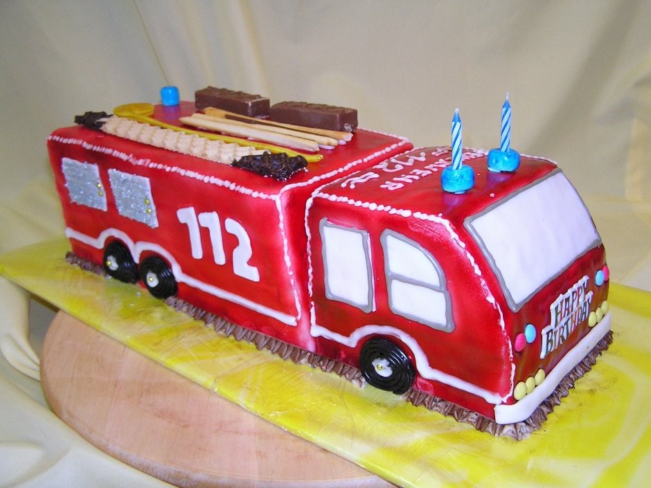 Торт в тематике пожарной машины