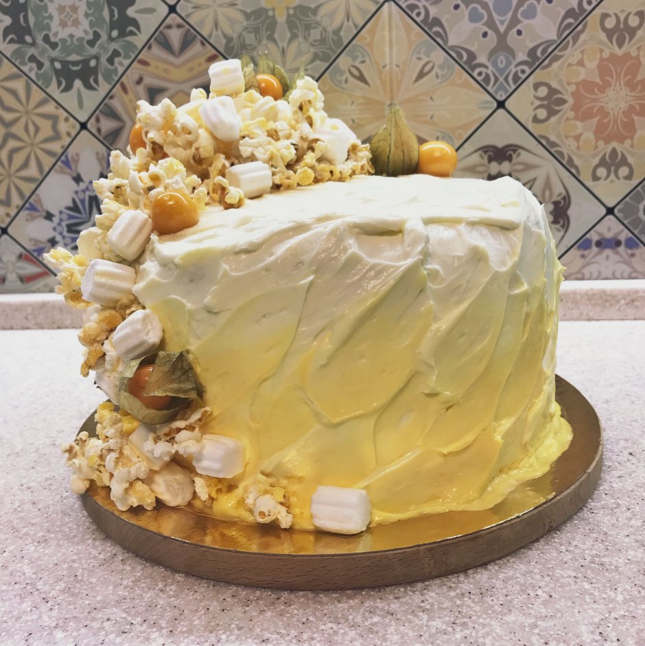 Декор торта меренгой и карамелью
