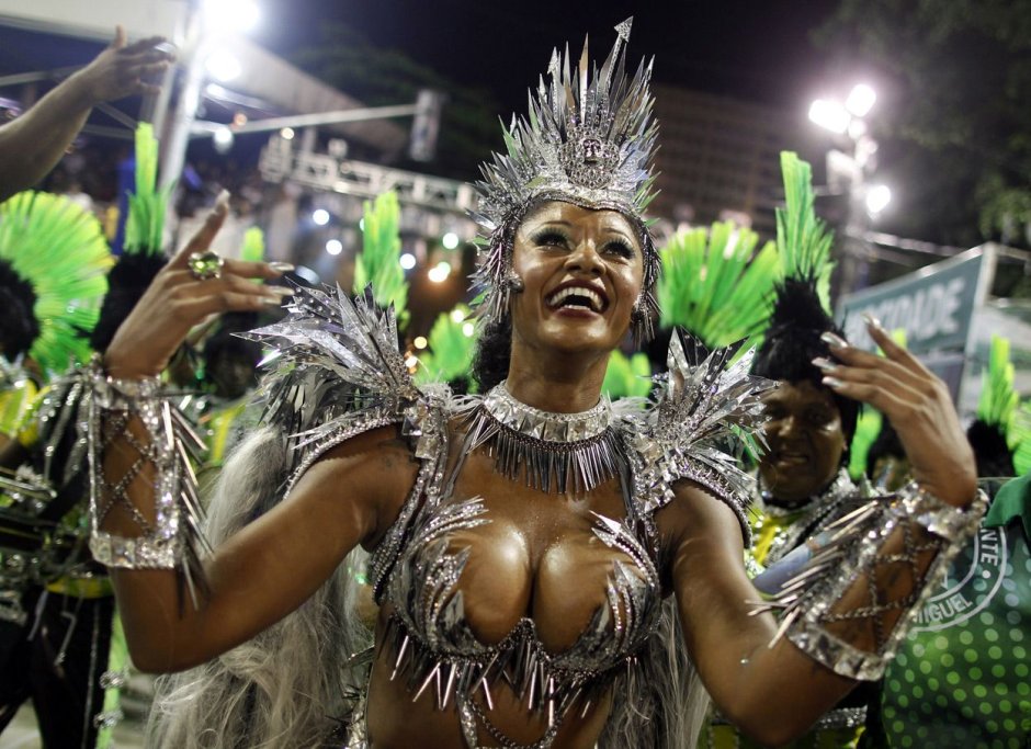 Бразильянки на карнавале в Рио-де-Жанейро
