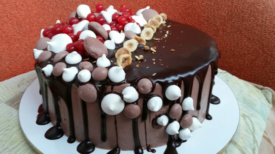 Украшение торта безе и шоколадом