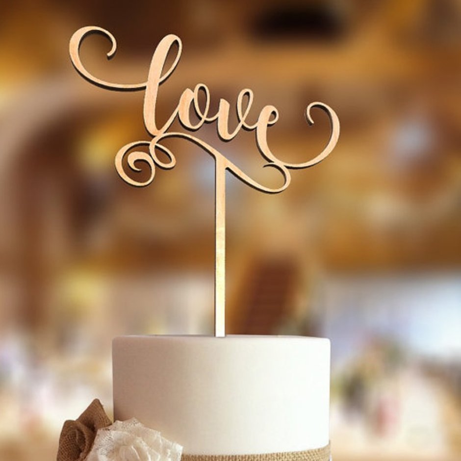 Белый свадебный торт с топпером