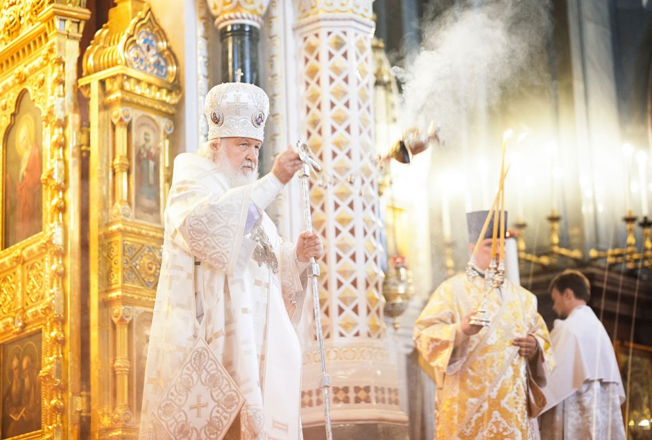 Патриарх Кирилл крестится