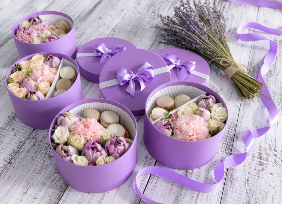 Фиолетовые сладости в коробке