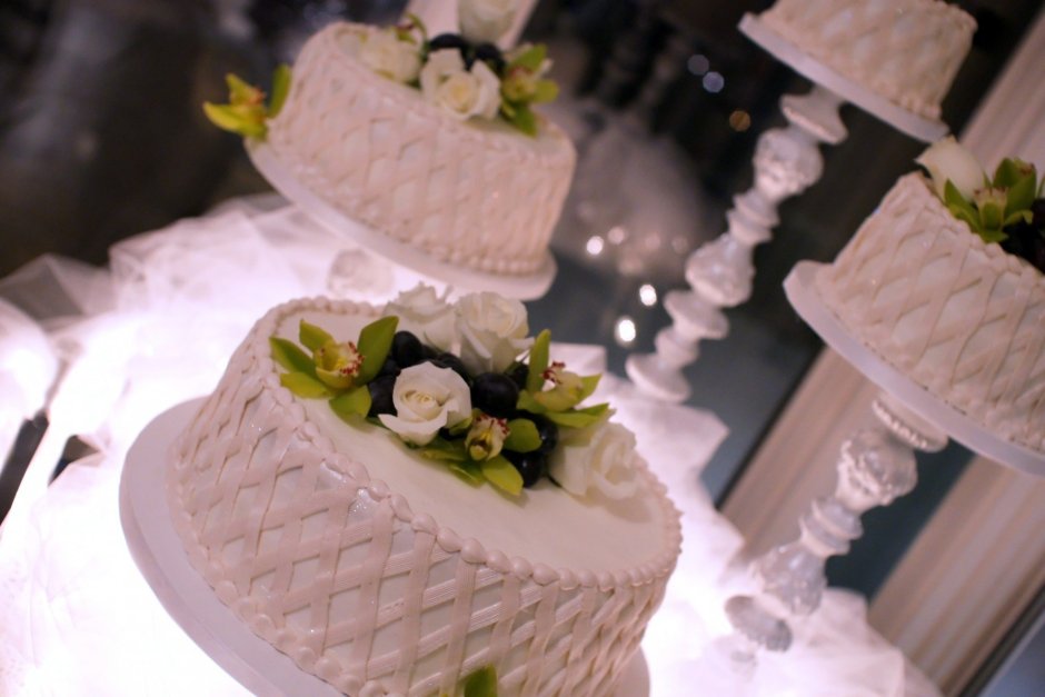 Украшение торта на свадьбу