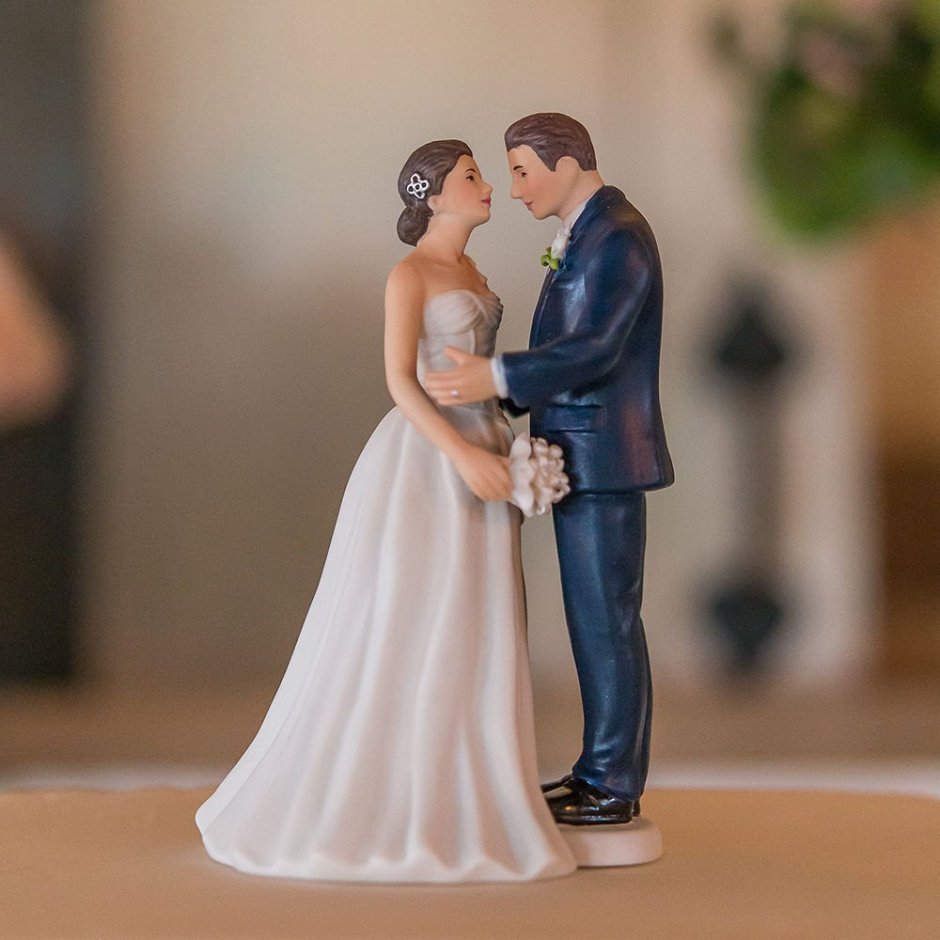 Фигурки жениха и невесты на торт