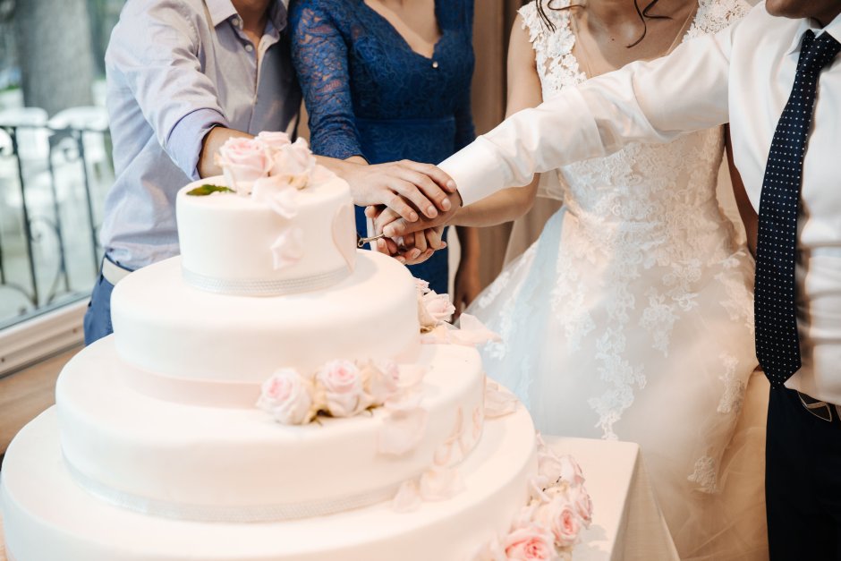 Свадебный торт жених и невеста режут торт
