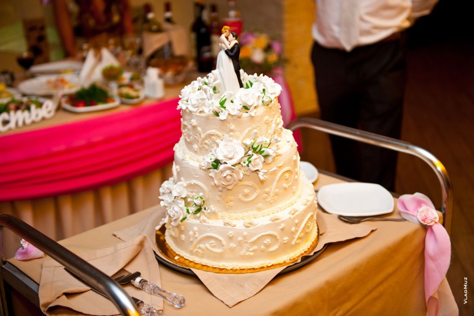 Торт свадебный одноярусный с женихом и невестой