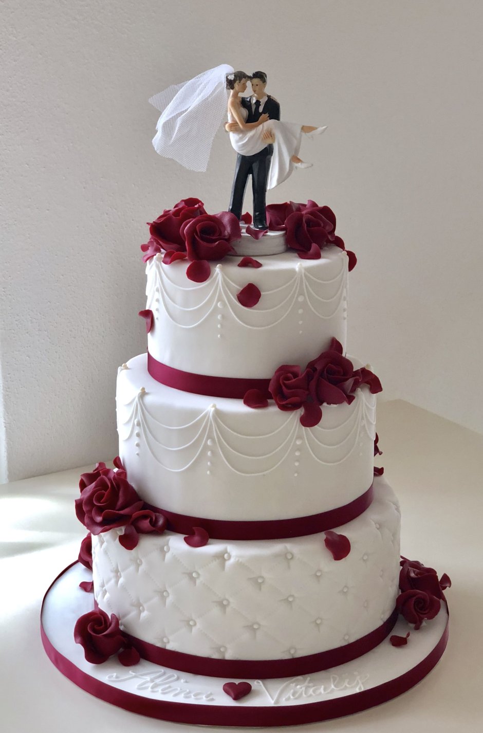 Торт на свадьбу с женихом и невестой