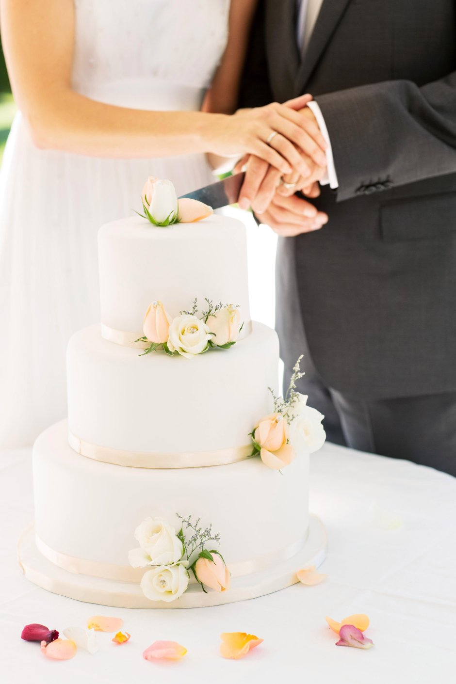 Большой торт для жениха и невесты