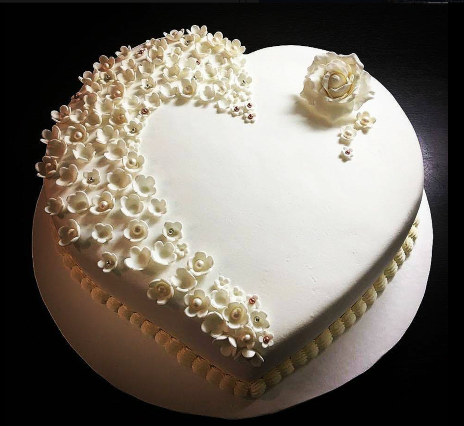 Белый торт с сердечками