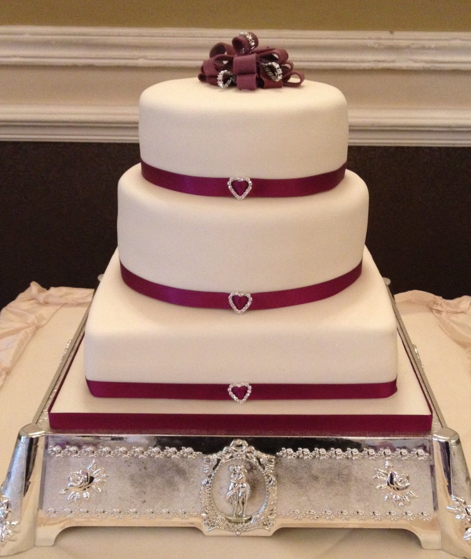 Торт на свадьбу в бордовом стиле
