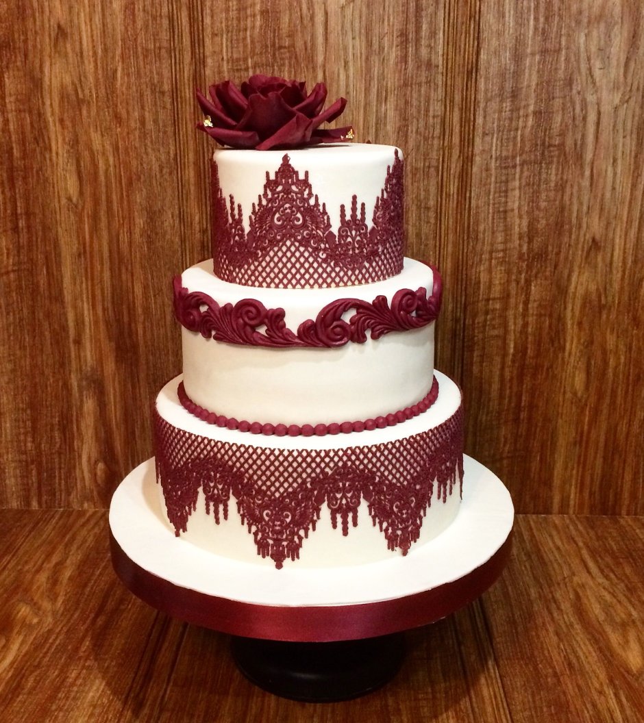 Свадебный торт кремовый в бордовом цвете