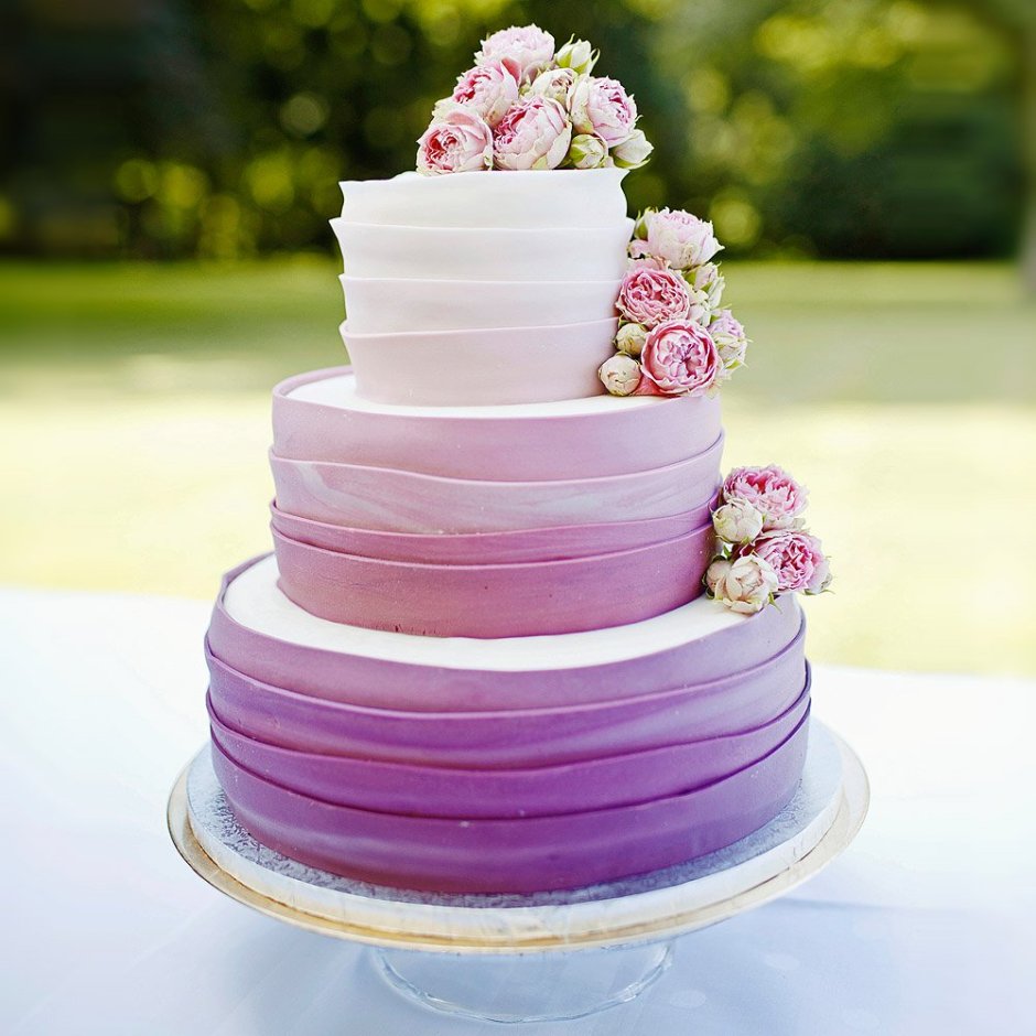 Торт на свадьбу в сиреневом цвете
