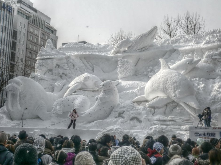 Снежная скульптура динозавра