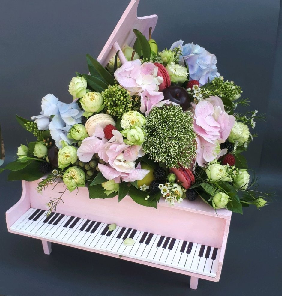 Фон розы на клавишах пианино